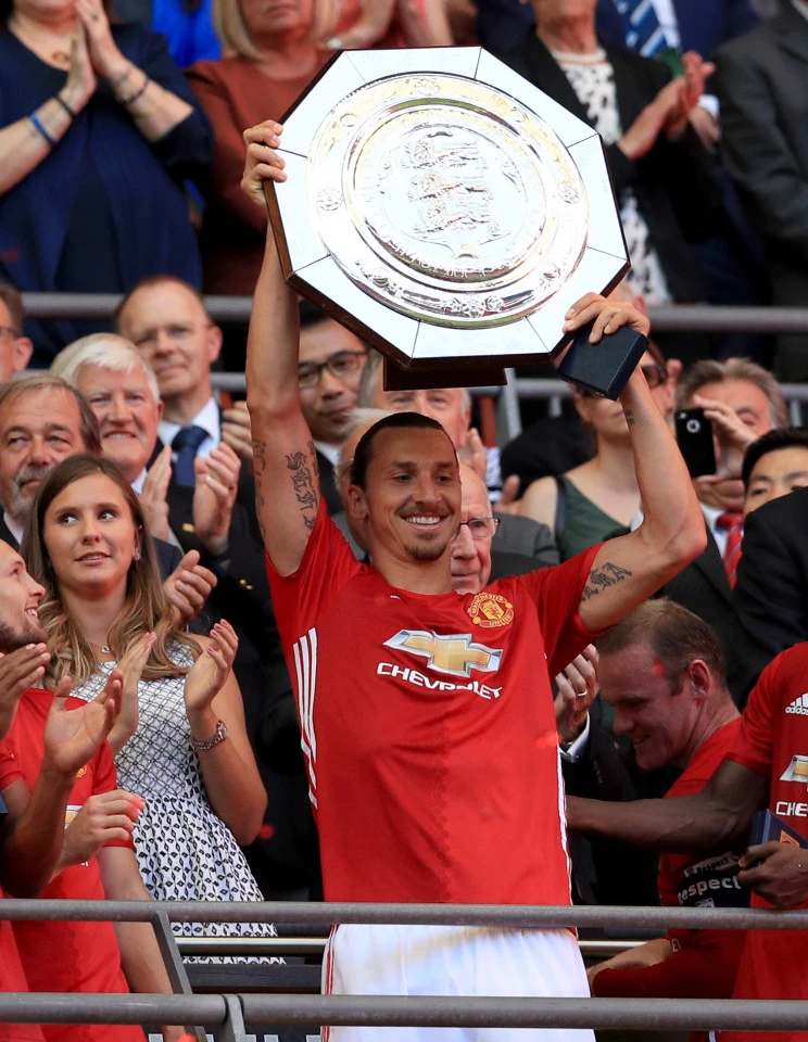 Ra trận hai lần đều ghi bàn thắng, Zlatan Ibrahimovic đang được fan "quỷ đỏ" ca ngợi hết lời